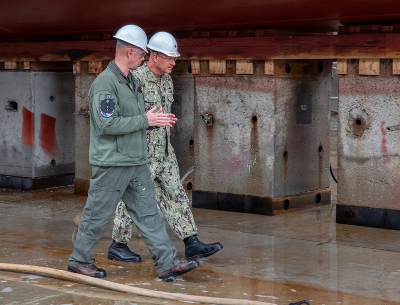 Commander of Expeditionary Strike Group 3 (ESG-3) Tours USS America