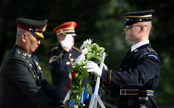 Chief of Royal Thai Army Gen. Pana Claewplodtook Visits ANC