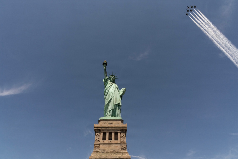 Thunderbirds fly over Statue of Liberty