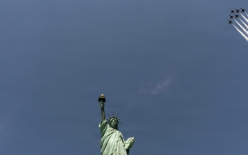 Thunderbirds fly over Statue of Liberty