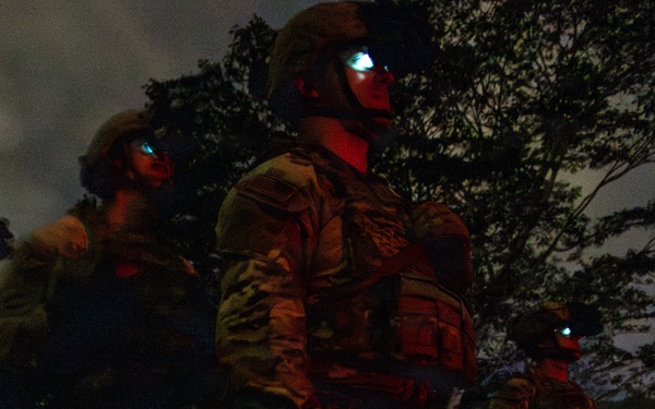 25th Infantry Division Soldiers Conduct Low-Light Fast-Rope Training