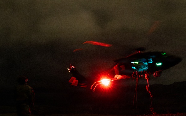 25th Infantry Division Soldiers Conduct Low-Light Fast-Rope Training