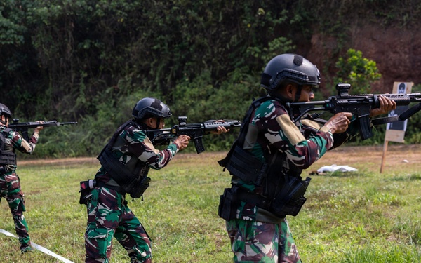 Super Garuda Shield: MRF-D Marines, Indonesian marines, Korean marines perform live-fire range