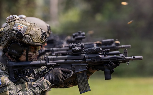 Super Garuda Shield: MRF-D Marines, Indonesian marines, Korean marines perform live-fire range