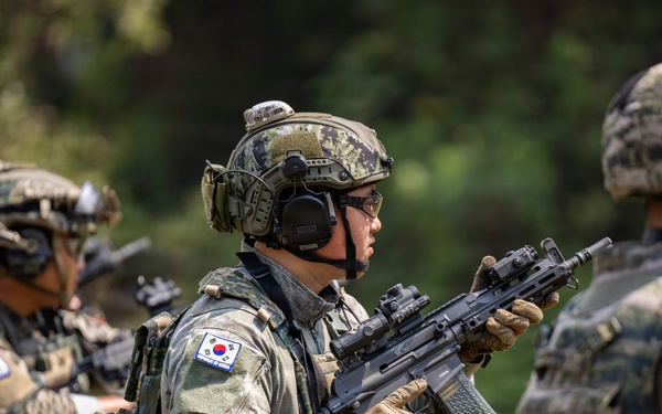 Super Garuda Shield: MRF-D Marines, Indonesian marines, Korean marines perform live-fire range