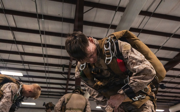 26th MEU Maritime Raid Force conducts a military freefall sustainment