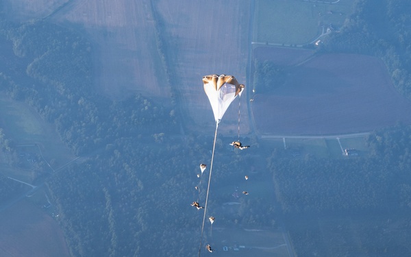 26th MEU Maritime Raid Force conducts a military freefall sustainment
