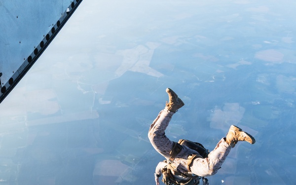 26th MEU Maritime Raid Force conducts a military freefall sustainment