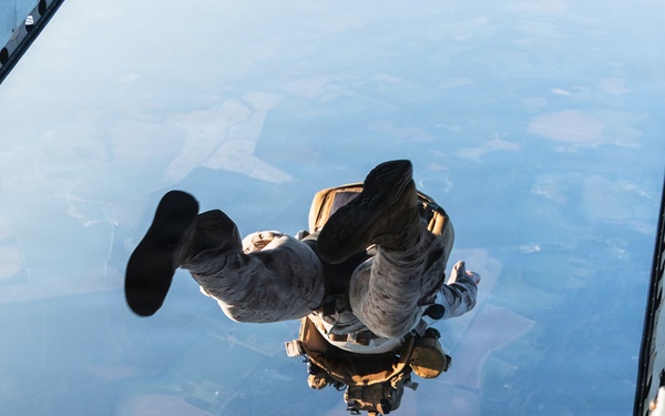 26th MEU Maritime Raid Force conducts a military freefall sustainment