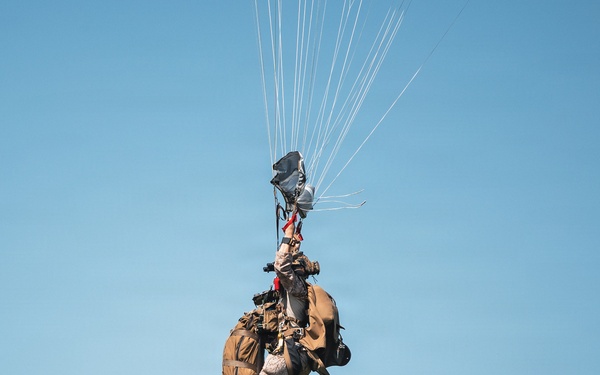 26th MEU Maritime Raid Force conducts a military freefall sustainment