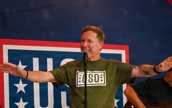 Craig Morgan performs USO concert across CENTCOM