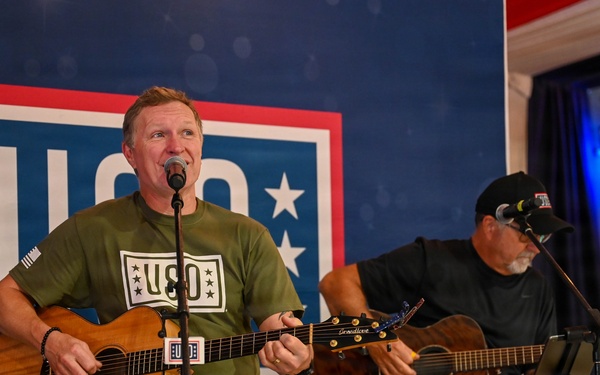Craig Morgan performs USO concert across CENTCOM