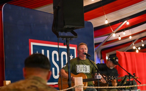 Craig Morgan performs USO concert across CENTCOM
