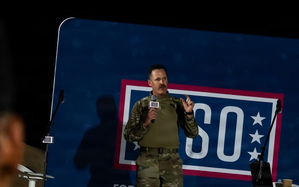 Craig Morgan performs USO concert across CENTCOM
