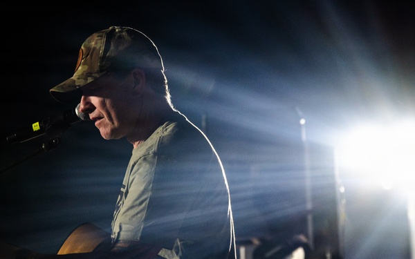 Craig Morgan performs USO concert across CENTCOM