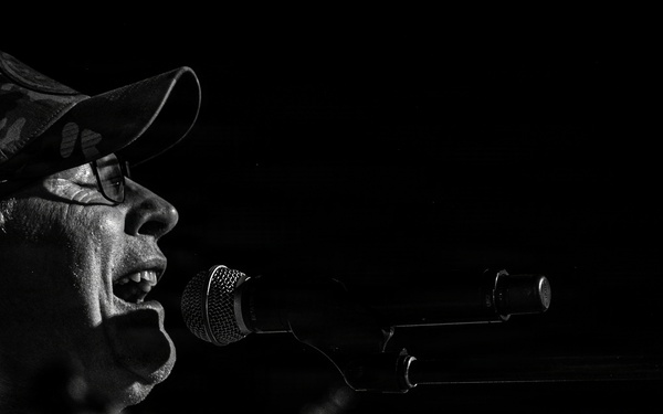 Craig Morgan performs USO concert across CENTCOM