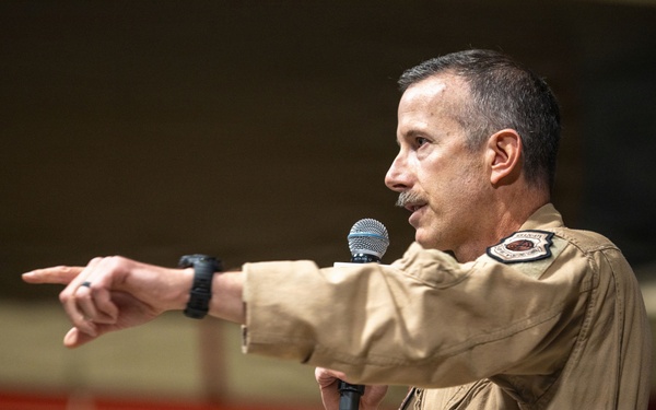 Craig Morgan performs USO concert across CENTCOM