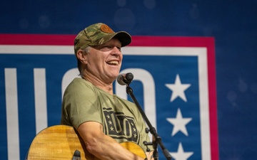 Craig Morgan performs USO concert across CENTCOM