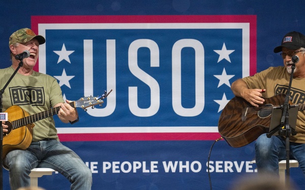 Craig Morgan performs USO concert across CENTCOM