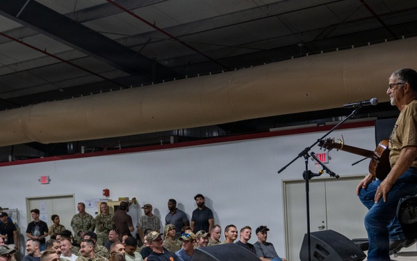 Craig Morgan performs USO concert across CENTCOM