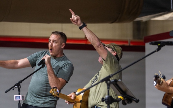 Craig Morgan performs USO concert across CENTCOM