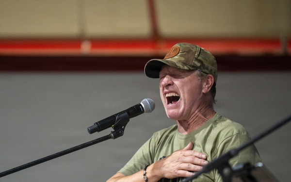 Craig Morgan performs USO concert across CENTCOM