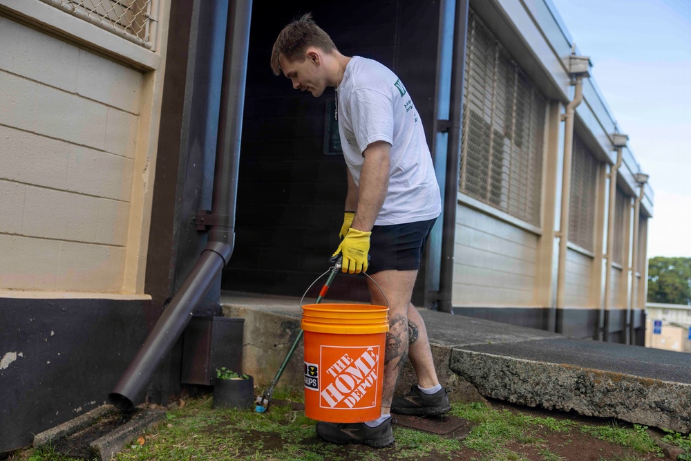 Sailors, Airmen Take Part in Kalihi Valley District Park Cleanup