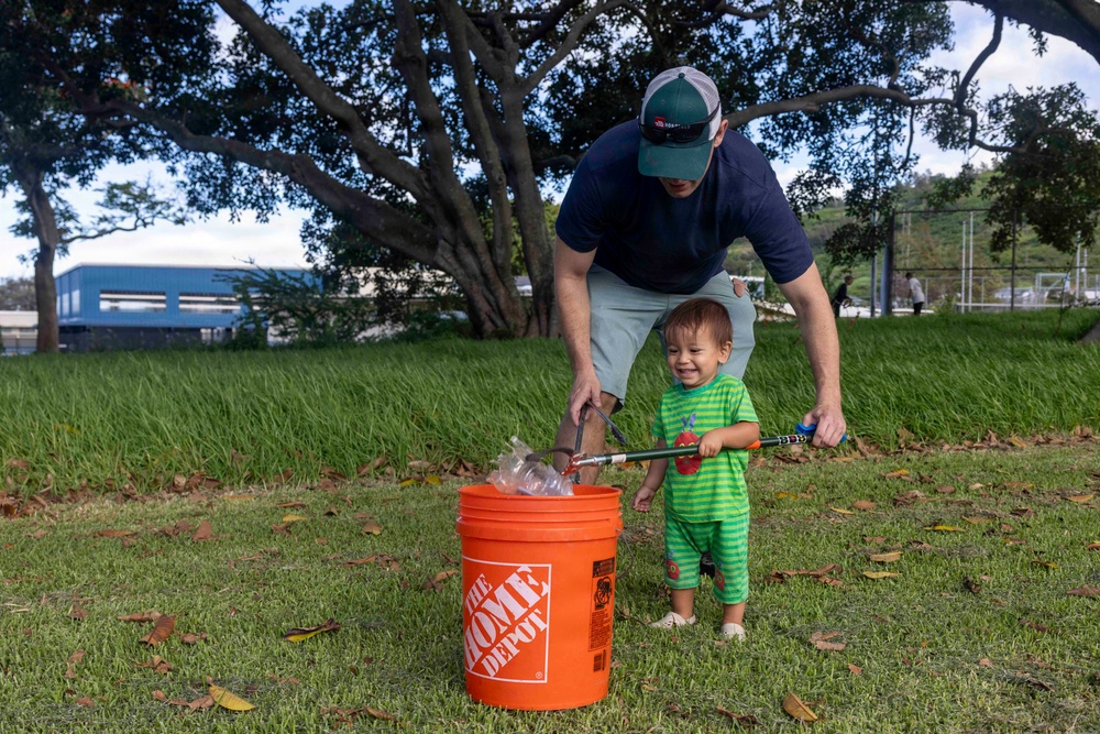 Sailors, Airmen Take Part in Kalihi Valley District Park Cleanup