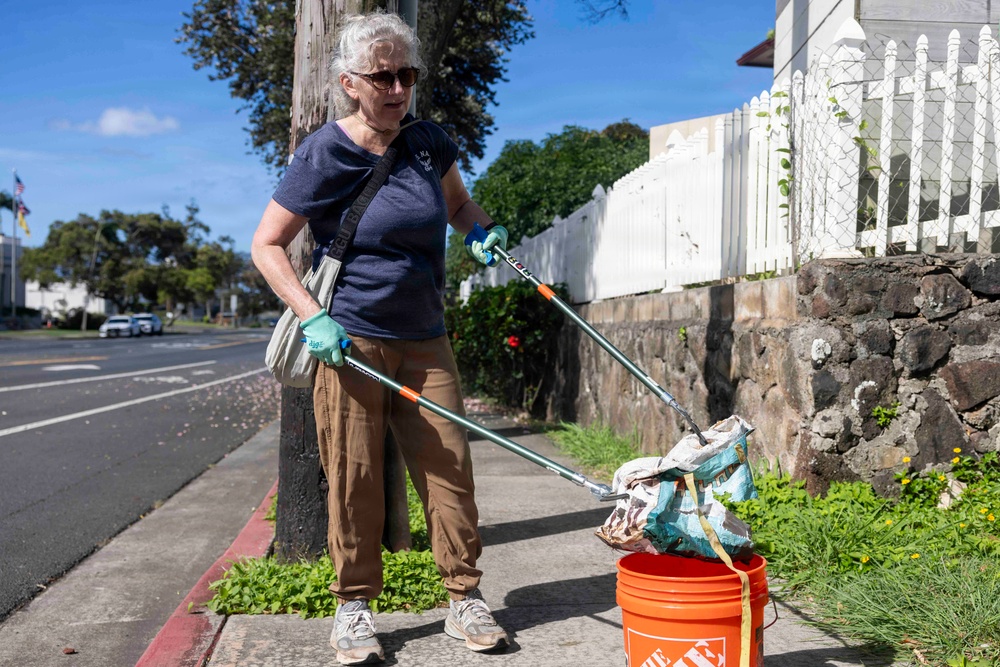 Sailors, Airmen Take Part in Kalihi Valley District Park Cleanup