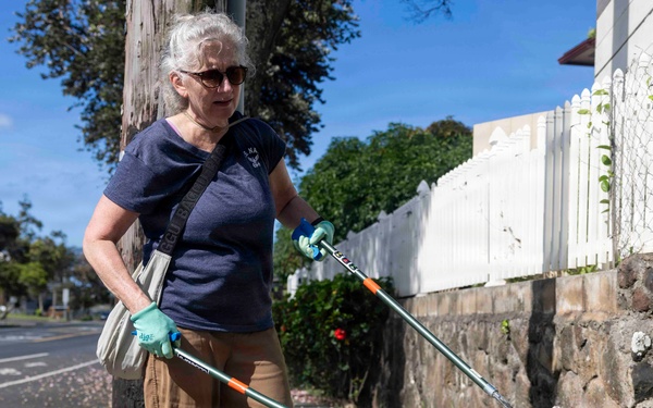 Sailors, Airmen Take Part in Kalihi Valley District Park Cleanup