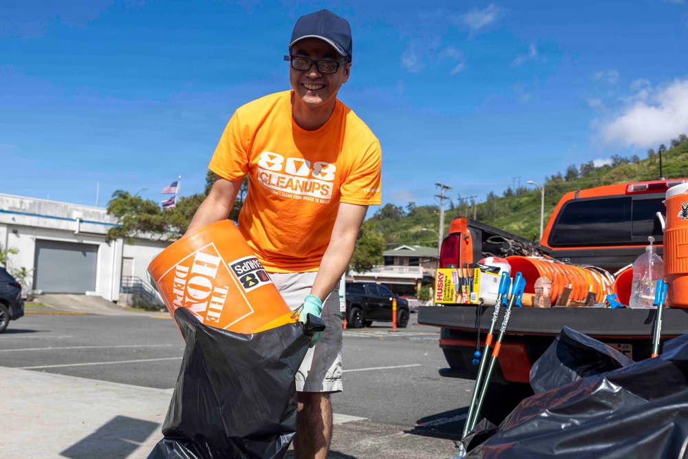 Sailors, Airmen Take Part in Kalihi Valley District Park Cleanup