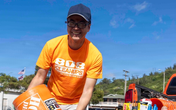 Sailors, Airmen Take Part in Kalihi Valley District Park Cleanup