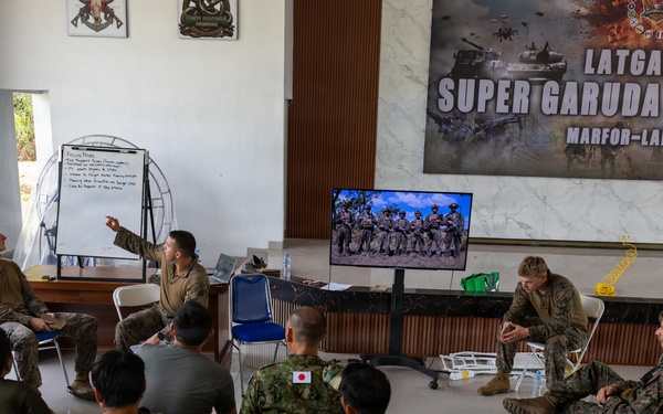 Super Garuda Shield: MRF-D Marines, Indonesian marines, Korean marines, Japanese soldiers conduct knowledge exchanges