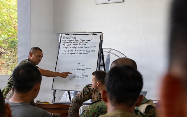 Super Garuda Shield: MRF-D Marines, Indonesian marines, Korean marines, Japanese soldiers conduct knowledge exchanges
