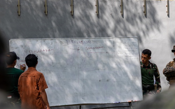 Super Garuda Shield: MRF-D Marines, Indonesian marines, Korean marines, Japanese soldiers conduct knowledge exchanges