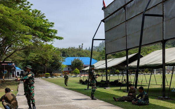 Super Garuda Shield: MRF-D Marines, Indonesian marines, Korean marines, Japanese soldiers conduct knowledge exchanges