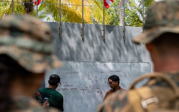 Super Garuda Shield: MRF-D Marines, Indonesian marines, Korean marines, Japanese soldiers conduct knowledge exchanges