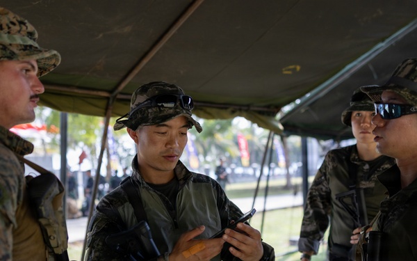 Super Garuda Shield: MRF-D Marines, Indonesian marines, Korean marines, Japanese soldiers conduct knowledge exchanges