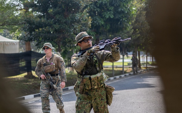 Super Garuda Shield: MRF-D Marines, Indonesian marines, Korean marines, Japanese soldiers conduct knowledge exchanges
