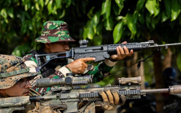 Super Garuda Shield: MRF-D Marines, Indonesian marines, Korean marines, Japanese soldiers conduct knowledge exchanges
