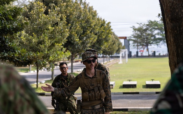 Super Garuda Shield: MRF-D Marines, Indonesian marines, Korean marines, Japanese soldiers conduct knowledge exchanges
