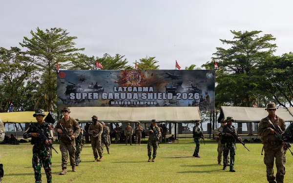 Super Garuda Shield: MRF-D Marines, Indonesian marines, Korean marines, Japanese soldiers conduct knowledge exchanges