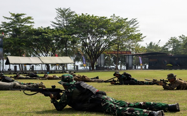 Super Garuda Shield: MRF-D Marines, Indonesian marines, Korean marines, Japanese soldiers conduct knowledge exchanges