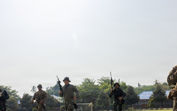 Super Garuda Shield: MRF-D Marines, Indonesian marines, Korean marines, Japanese soldiers conduct knowledge exchanges
