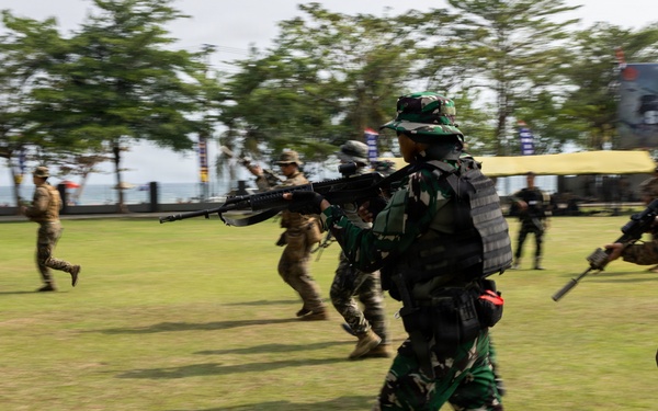 Super Garuda Shield: MRF-D Marines, Indonesian marines, Korean marines, Japanese soldiers conduct knowledge exchanges