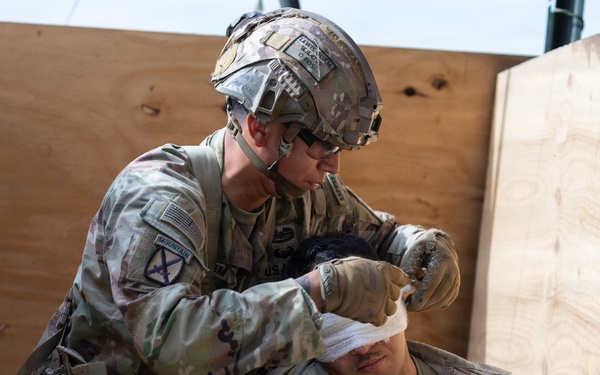 1st Armored Division candidates participate in medical lanes