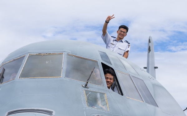 JASDF cadets visit VMFA-121 and VMGR-152 during an MCAS Iwakuni tour