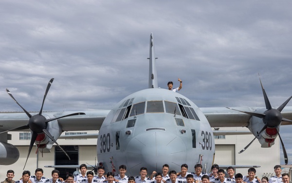JASDF cadets visit VMFA-121 and VMGR-152 during an MCAS Iwakuni tour