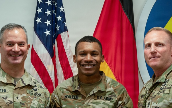 MDC-E Commander Reenlists Sgt. Darius Walker