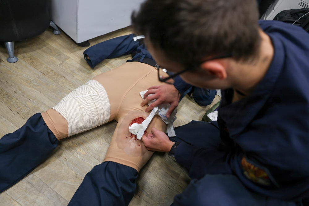 USS Oscar Austin conducts medical training